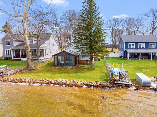 8664 E Long Lake Drive, Scotts, MI 49088