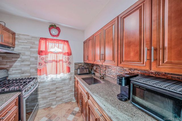 10229 184th Street, Hollis, NY 11423