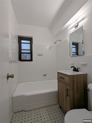 401 Park Place 1-E, Fort Lee, NJ 07024