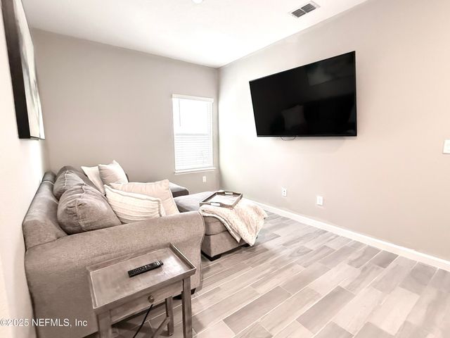 1676 ENCLAVE Road, Jacksonville, FL 32211
