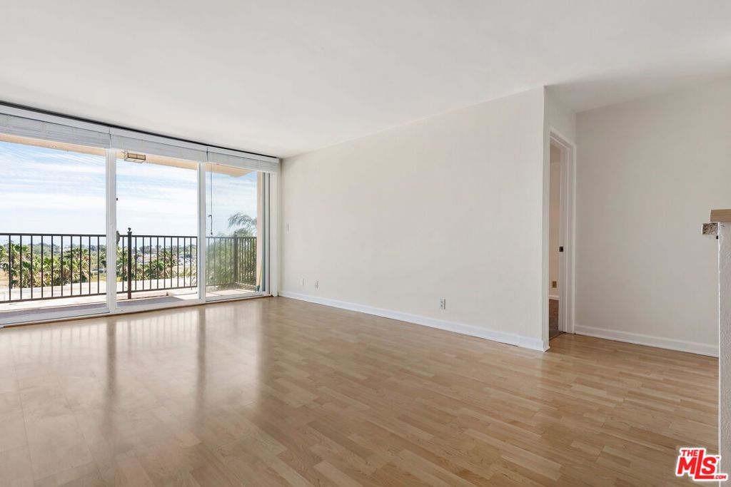 Image 10 of property listing at 23901 Civic Center Way D235, Malibu, CA 90265