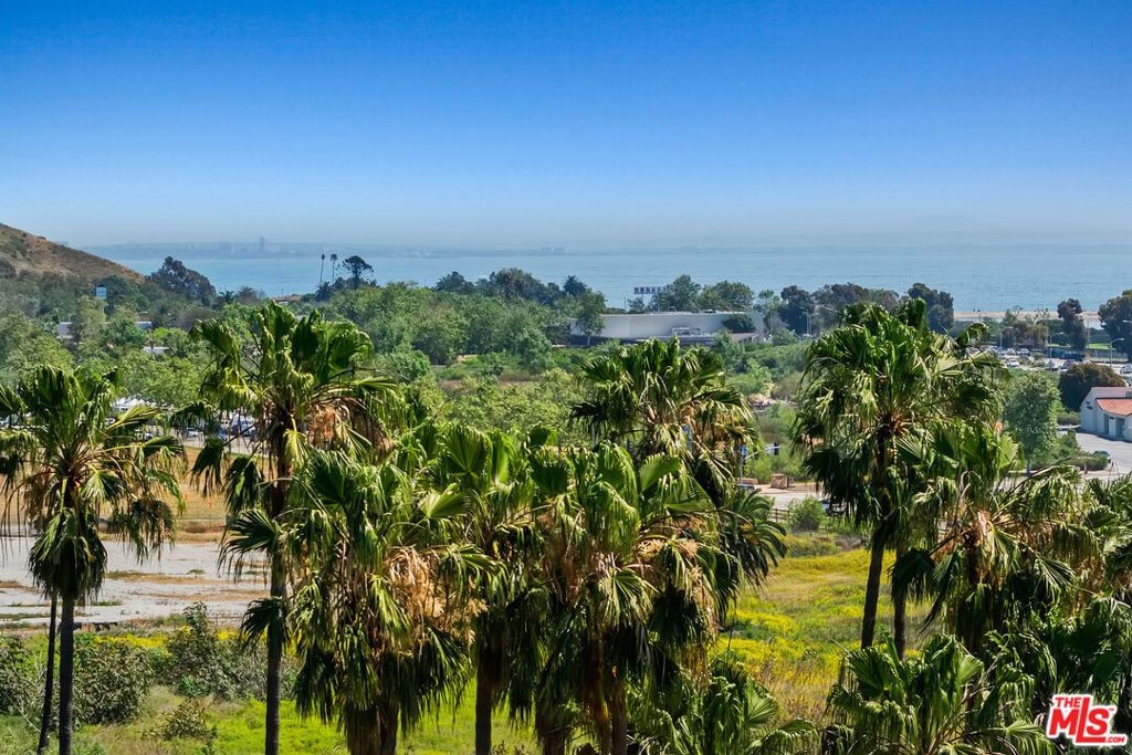 Image 8 of property listing at 23901 Civic Center Way D235, Malibu, CA 90265