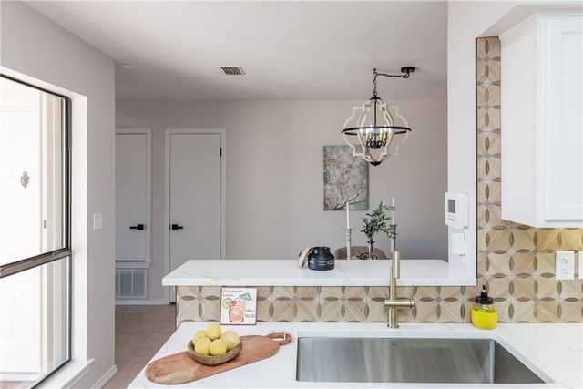 101 Santa Fe Dr, Rockport, TX 78382