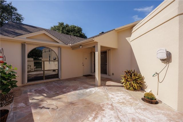 101 Santa Fe Dr, Rockport, TX 78382