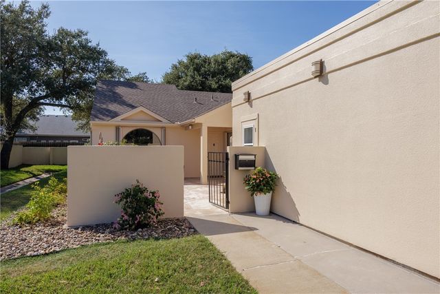 101 Santa Fe Dr, Rockport, TX 78382