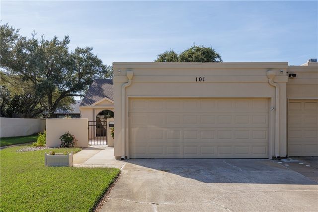 101 Santa Fe Dr, Rockport, TX 78382