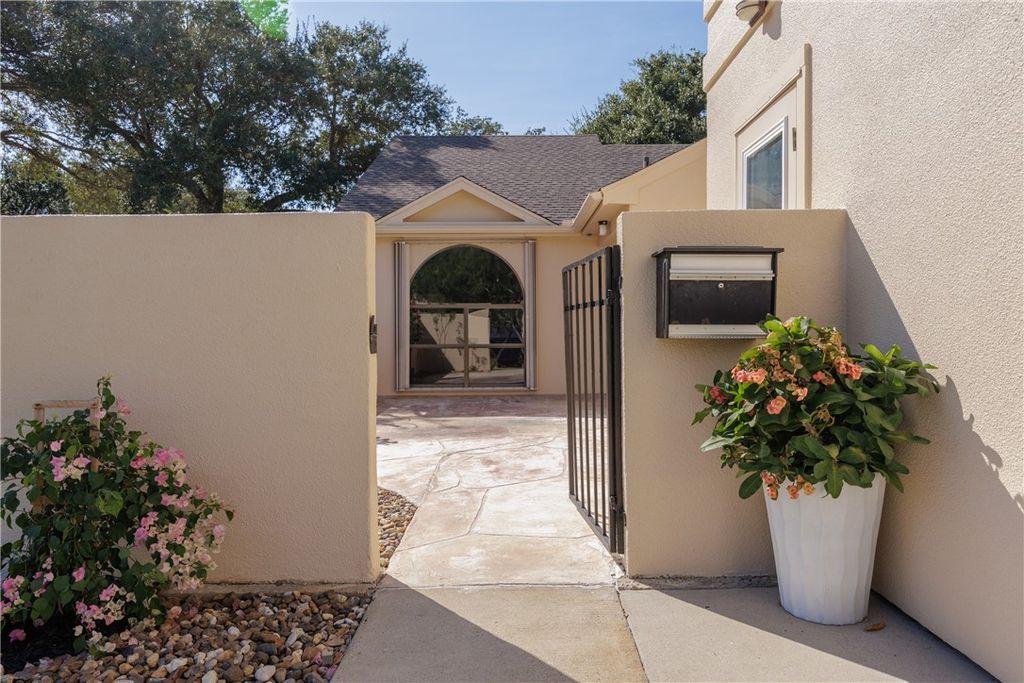 101 Santa Fe Dr, Rockport, TX 78382