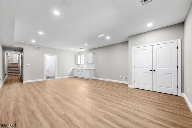 63 Oak St, East Orange City, NJ 07018