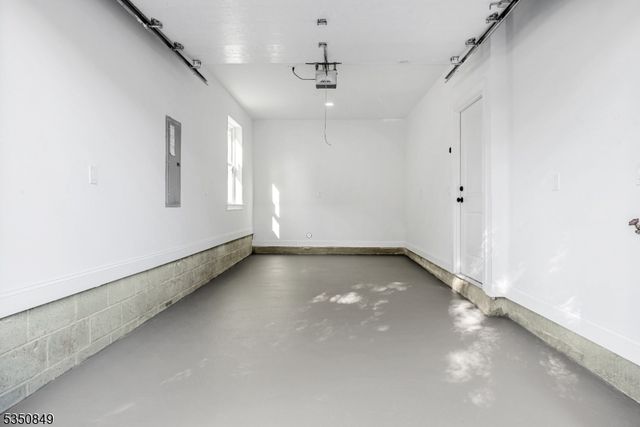 63 Oak St, East Orange City, NJ 07018