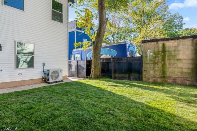 63 Oak St, East Orange City, NJ 07018