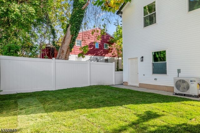 63 Oak St, East Orange City, NJ 07018