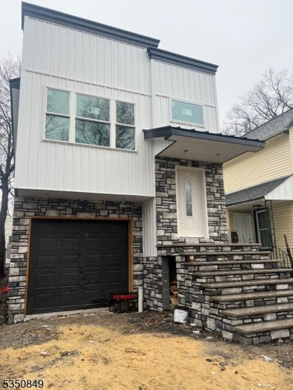 63 Oak St, East Orange City, NJ 07018