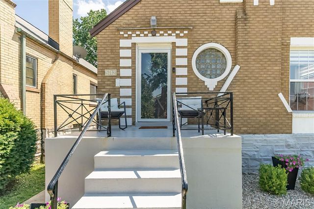 5742 Tholozan Avenue, St Louis, MO 63109