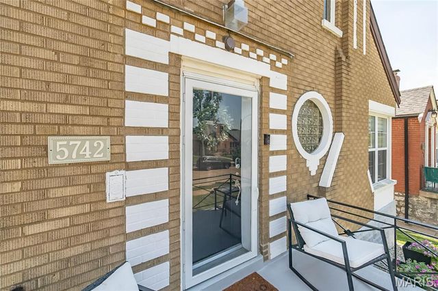 5742 Tholozan Avenue, St Louis, MO 63109