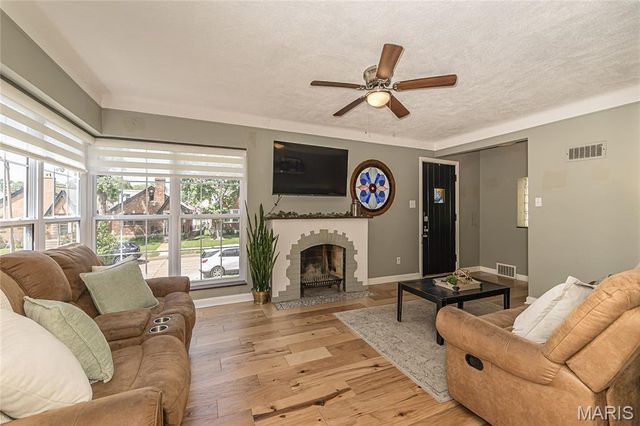 5742 Tholozan Avenue, St Louis, MO 63109