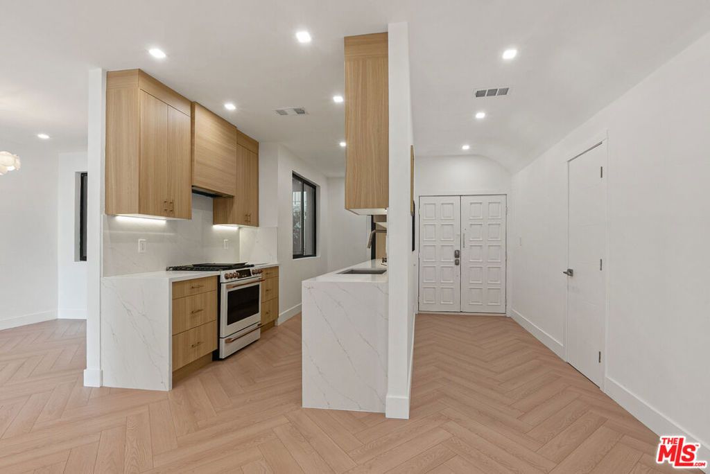 Image 13 of property listing at 8455 Fountain Avenue 308, West Hollywood, CA 90069