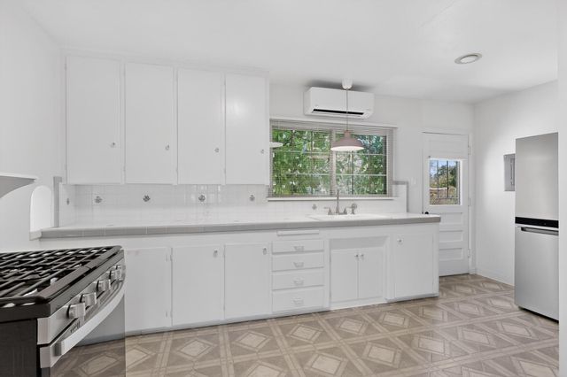 716 Loma Vista Drive NE, Albuquerque, NM 87106