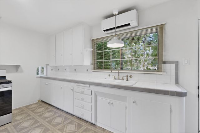 716 Loma Vista Drive NE, Albuquerque, NM 87106