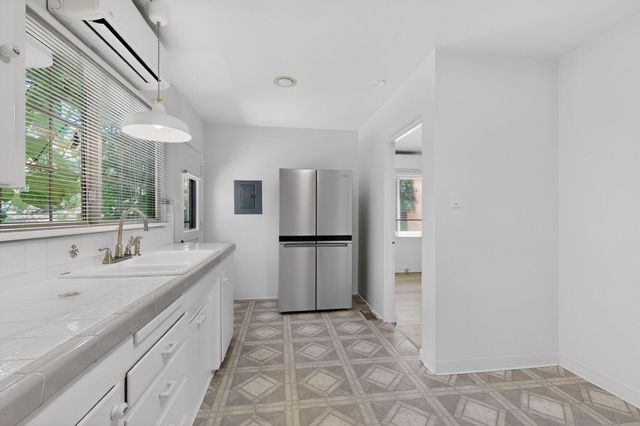 716 Loma Vista Drive NE, Albuquerque, NM 87106