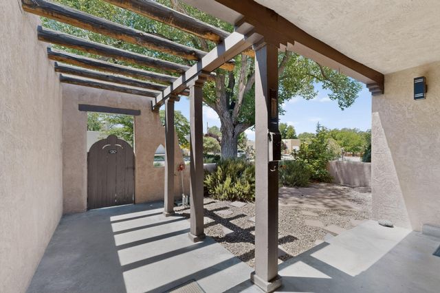 716 Loma Vista Drive NE, Albuquerque, NM 87106