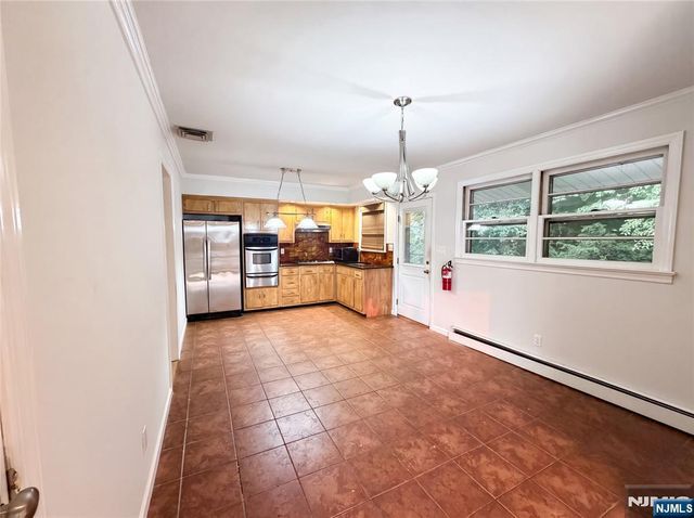 35 Dapp Court, Elmwood Park, NJ 07407