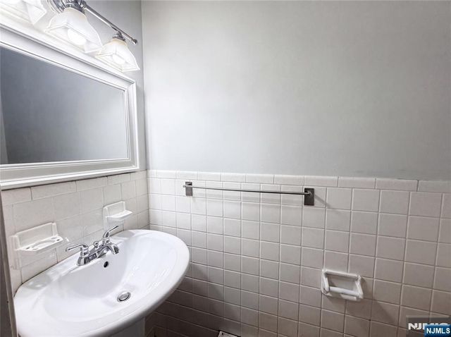 35 Dapp Court, Elmwood Park, NJ 07407