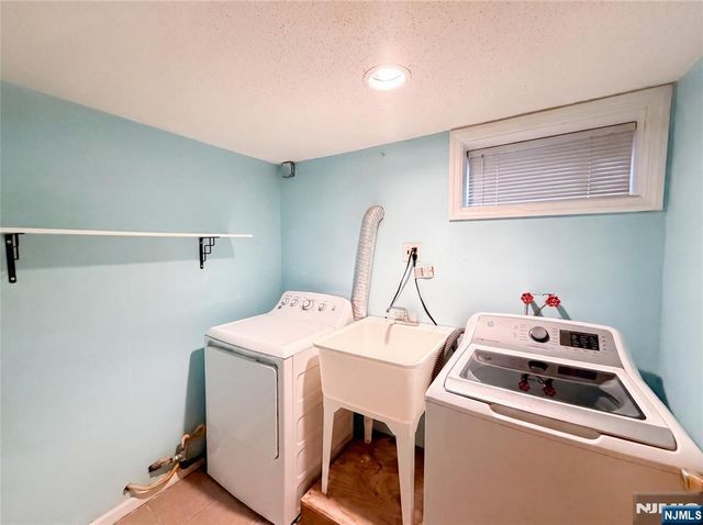 35 Dapp Court, Elmwood Park, NJ 07407
