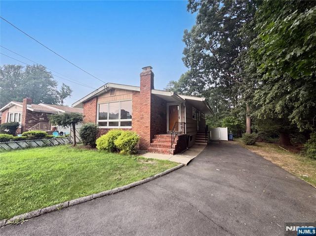 35 Dapp Court, Elmwood Park, NJ 07407