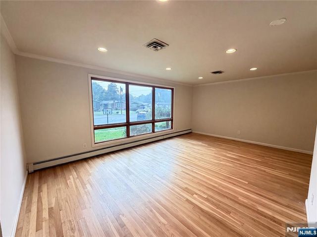 35 Dapp Court, Elmwood Park, NJ 07407