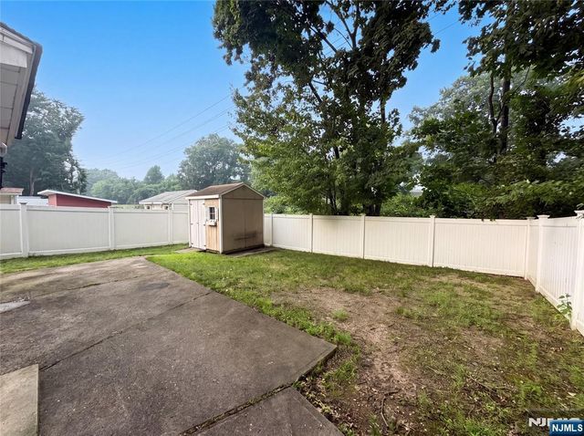 35 Dapp Court, Elmwood Park, NJ 07407