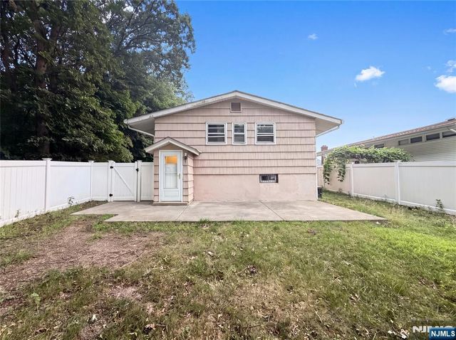 35 Dapp Court, Elmwood Park, NJ 07407