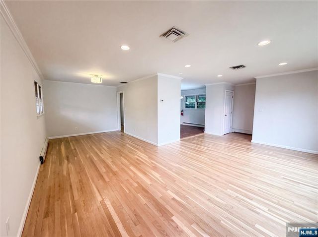 35 Dapp Court, Elmwood Park, NJ 07407