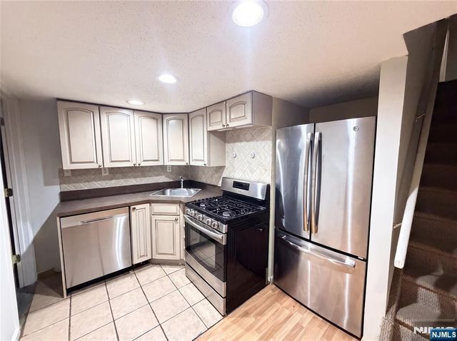 35 Dapp Court, Elmwood Park, NJ 07407