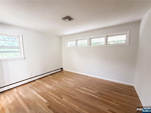 35 Dapp Court, Elmwood Park, NJ 07407