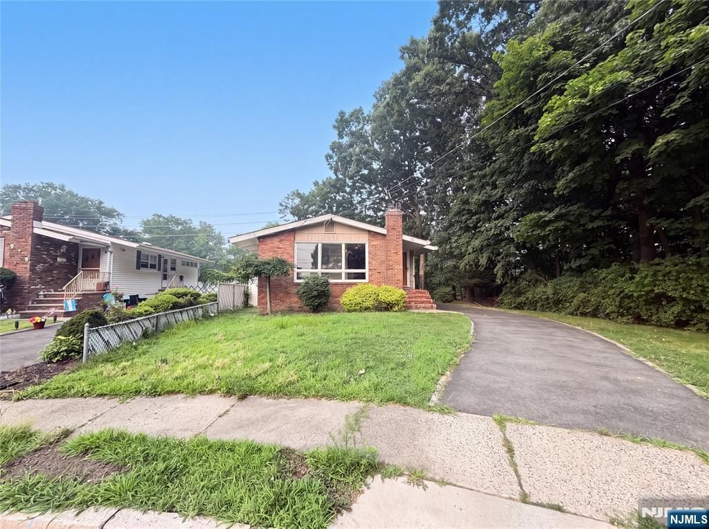 35 Dapp Court, Elmwood Park, NJ 07407
