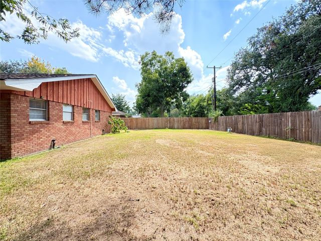 1702 Baylor Avenue, Bay City, TX 77414