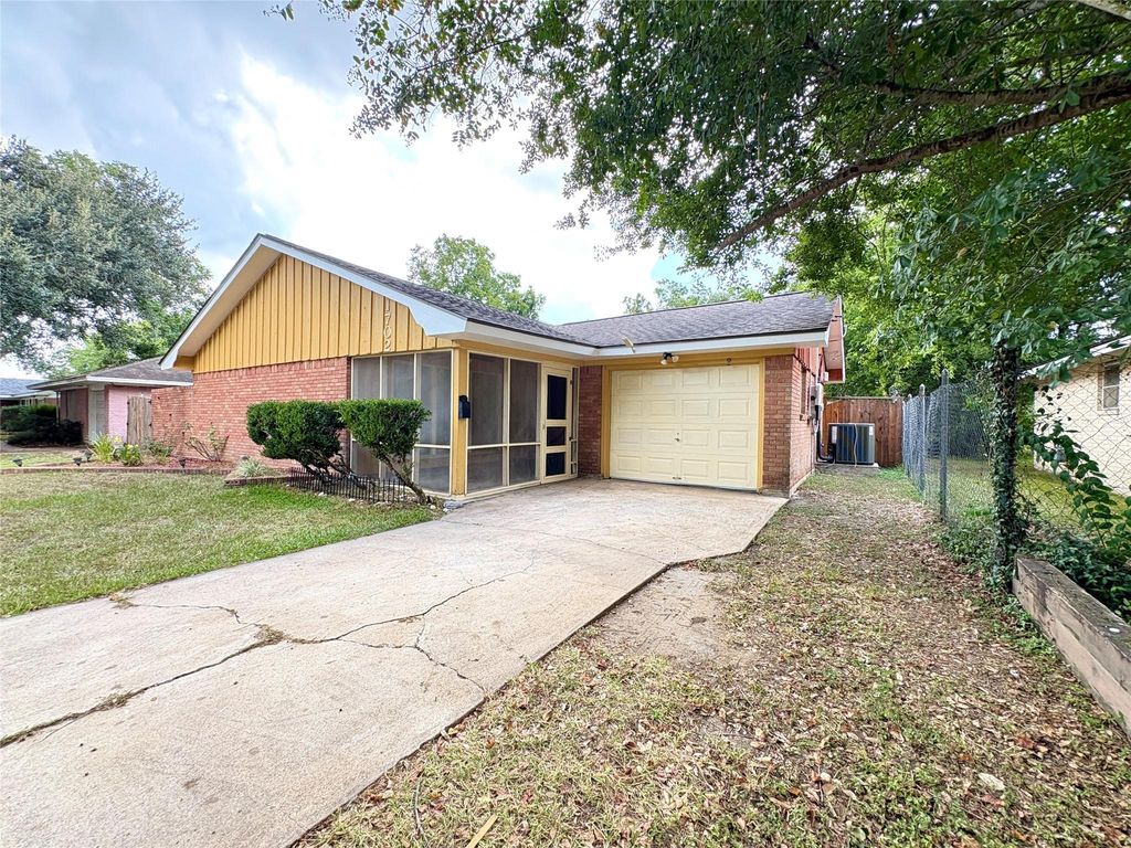 1702 Baylor Avenue, Bay City, TX 77414