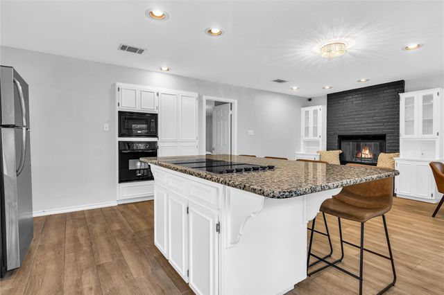 302 Timpanagos DR, Lakeway, TX 78734