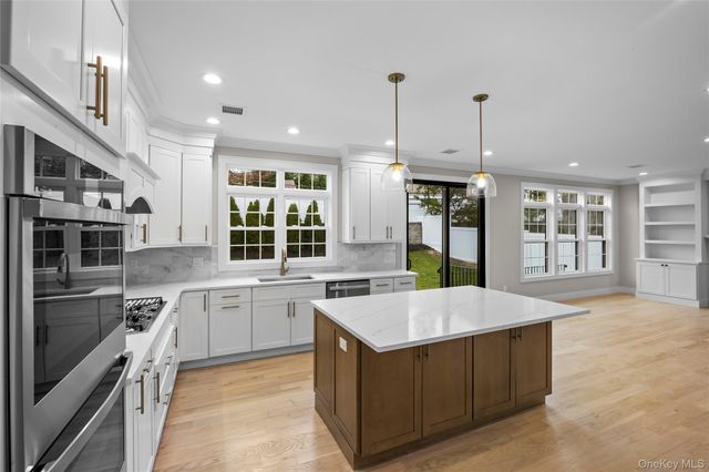21 Devon Road, Bethpage, NY 11714