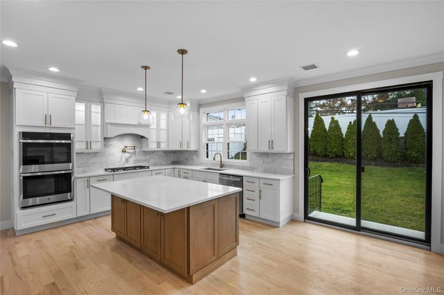 21 Devon Road, Bethpage, NY 11714