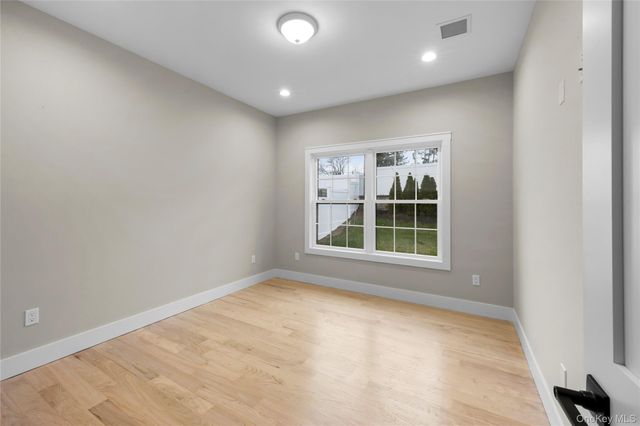 21 Devon Road, Bethpage, NY 11714