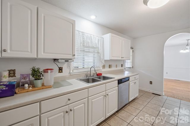 5406 Winding Oak Drive, Hickory, NC 28602