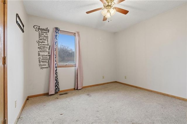 15035 S Beachfront Drive, Excelsior Springs, MO 64024