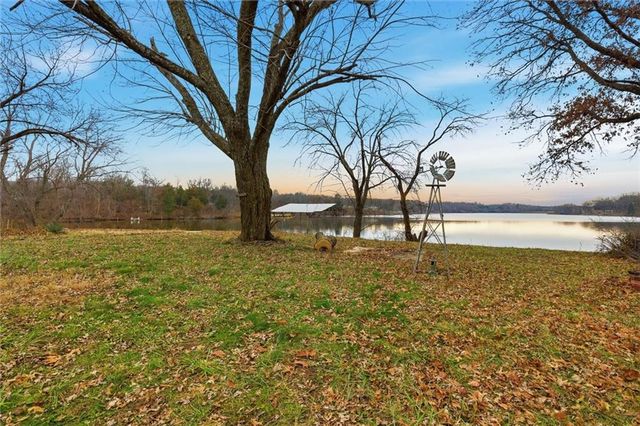 15035 S Beachfront Drive, Excelsior Springs, MO 64024