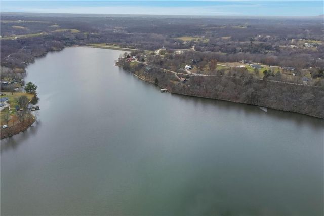 15035 S Beachfront Drive, Excelsior Springs, MO 64024