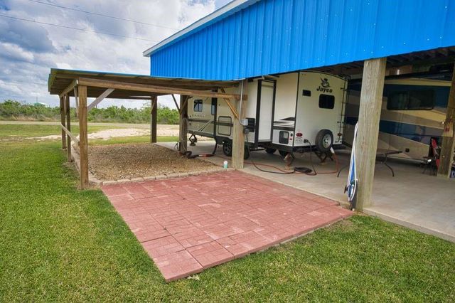 6194 S South Shore Street, Sargent, TX 77414