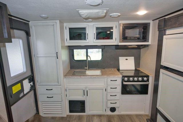 6194 S South Shore Street, Sargent, TX 77414