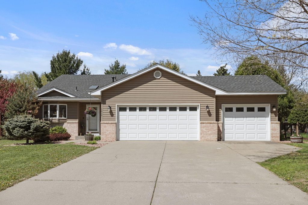 1015 Ferndale Street S, Maplewood, MN 55119