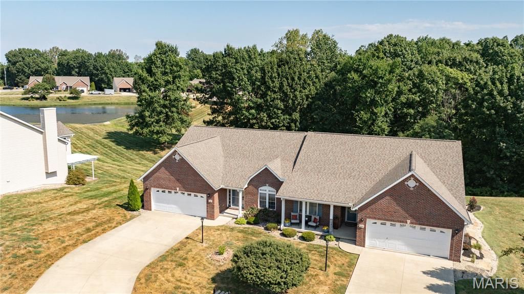Image 1 of property listing at 5219 Willis Avenue, Godfrey, IL 62035