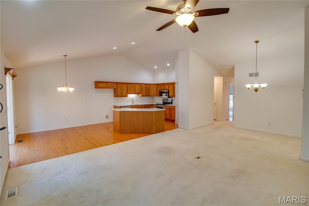 Image 16 of property listing at 5219 Willis Avenue, Godfrey, IL 62035
